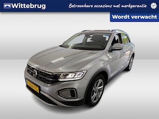 Volkswagen T-Roc 1.5 TSI 150pk Life 75 Edition DSG Automaat / Navigatie / Camera / Led / Lm 17 inch / Digital cockpit / Park Assist