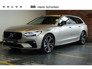 Volvo V90 T8 Plug-in hybrid AWD Ultra Dark | 100% SOH | Luchtvering | Panoramadak | Semi-Elektrische inklapbare Trekhaak | Verwarmbare voorstoelen met massagefunctie | Premium audio by Bowers & Wilkins | Head-up display | 360° Parkeercamera | Parkeersensoren voor + achter |
