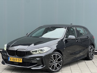 BMW 1-serie BWJ 2021 | 118i 136PK High Ex. AUTOMAAT | LEER | M-PAKKET | CLIMA | NAVI | SPORTSTOELEN | 18'' LMV | STOELVERW | CARPLAY |