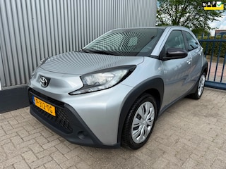 Toyota Aygo 1.0 VVT-i MT Play / APPLE CARPLAY / ACHTERUITRIJCAMERA / AIRCO / CRUISE CONTROL / 1E EIGENAAR /NL-AUTO / NETTE STAAT