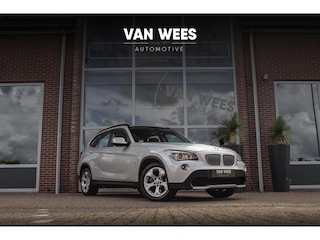 BMW X1 xDrive28i Executive | 2e eigenaar | Grootlichtassistent | HiFi audio | Panoramadak | Navigatie Professional | Bluetooth | Xenon | Stoelverwarming | Sportstuur | PDC