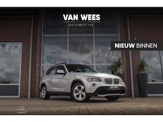 BMW X1 xDrive28i Executive | 2e eigenaar | Grootlichtassistent | HiFi audio | Panoramadak | Navigatie Professional | Bluetooth | Xenon | Stoelverwarming | Sportstuur | PDC