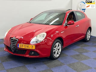 Alfa Romeo Giulietta 1.4 T Distinctive / PANORAMADAK / RIJDT SCHAKELT GOED / NAVI-MULTIEMEDIA