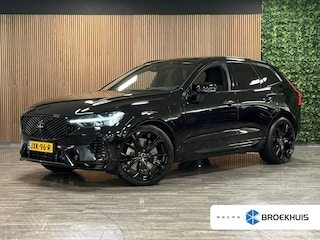 Volvo XC60 T6 AWD Recharge Ultra Black Edition | Luchtvering | Trekhaak | 360 Camera | Head-Up Display | Harman Kardon | Adaptieve Cruise Control | Stoelverwarming voor+achter | Stuurwielverwarming | Schuifdak | Full LED Meesturende koplampen | Pilot Assist | BLIS Dode Hoek Detectie | Elektrische voorstoelen geheugen | Contour stoelen met wit stiksel en bies | Zitting verlenging voorstoelen | Lederen dashboard | 21 Inch | Google Infotainment | Keyless Drive | Elektrisch bedienbare achterklep | DAB Radio | Apple Carplay/Android Auto | Draadloos telefoon opladen | Volvo On Call met mobiele App functie | Onyx Black Metallic |