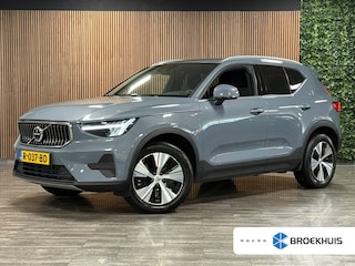 Volvo XC40 T4 Recharge Plus Bright | Trekhaak | Harman Kardon | All Season banden | Bestuurdersstoel elektrisch geheugen | Adaptieve Cruise Control | Stoel en Stuurwielverwarming | Parkeercamera | Pilot Assist | BLIS Dode Hoek Detectie | Parkeersensoren voor+achter | Passagiersstoel elektrisch | 18 Inch | Zitting velenging voorstoelen | Keyless Drive | Climate Control L+R | Regensensor | Privacy Glass | Automatisch dimmende binnen en buitenspiegels | Elektrisch bedienbare achterklep | DAB Radio | Draadloos telefoon opladen | Apple Carplay/Android Auto | Volvo On Call met mobiele App functie | Thunder Grey Metallic |