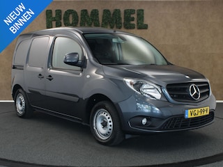 Mercedes-Benz Citan 109 CDI BlueEFFICIENCY - ORIGINEEL NEDERLANDSE AUTO - VASTE 13 POLIGE TREKHAAK - TREKGEWICHT 675 KG - AFKOMSTIG VAN 2 EIGENAAR- BTW AUTO - PARKEERSENSOREN ACHTER - 1 SCHUIFDEUR - 2 DEUREN ACHTER - AIRCO - 2 PERSOONS UITVOERING - UNIVERSELE BLUETOOTH RADIO - ELEKTRISCHE RAMEN EN SPIEGELS - HOUTEN LAADVLOER - ZIJWAND EN BINNENDEUREN BETIMMERD -