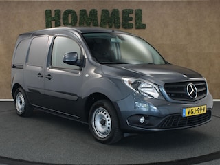 Mercedes-Benz Citan 109 CDI BlueEFFICIENCY - ORIGINEEL NEDERLANDSE AUTO -  VASTE 13 POLIGE TREKHAAK - TREKGEWICHT 675 KG - AFKOMSTIG VAN 2 EIGENAAR- BTW AUTO - PARKEERSENSOREN ACHTER - 1 SCHUIFDEUR - 2 DEUREN ACHTER - AIRCO - 2 PERSOONS UITVOERING - UNIVERSELE BLUETOOTH RADIO - ELEKTRISCHE RAMEN EN SPIEGELS - HOUTEN LAADVLOER - ZIJWAND EN BINNENDEUREN BETIMMERD -