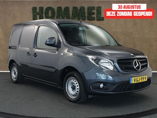 Mercedes-Benz Citan 109 CDI BlueEFFICIENCY - ORIGINEEL NEDERLANDSE AUTO -  VASTE 13 POLIGE TREKHAAK - TREKGEWICHT 675 KG - AFKOMSTIG VAN 2 EIGENAAR- BTW AUTO - PARKEERSENSOREN ACHTER - 1 SCHUIFDEUR - 2 DEUREN ACHTER - AIRCO - 2 PERSOONS UITVOERING - UNIVERSELE BLUETOOTH RADIO - ELEKTRISCHE RAMEN EN SPIEGELS - HOUTEN LAADVLOER - ZIJWAND EN BINNENDEUREN BETIMMERD -