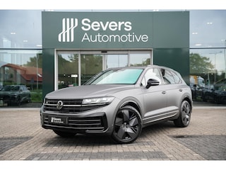 Volkswagen Touareg 3.0 TSi eHybrid 4MOTION R design | Luchtvering | Panoramisch schuifdak |  Adaptieve Cruise Control | Head-up display | Soft close portieren | Leder "Puglia" "R-logo' zwart/ blauwe stikking |