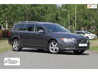 Volvo V70 2.0F Summum / Leder interieur / Trekhaak / Stoelverwarming / Parkeersensoren / Climate control / enz.