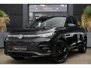 Volkswagen Tiguan 1.5 eHybrid R-Line | 272PK | Pano | Trekhaak | 360° VW TIGUAN 1.5 e-Hybrid PHEV R-Line 272 PK, Plug-in hybride aandrijving, Panoramadak, Head-Up Display, 360° camera, adaptieve cruise control, stoelverwarming en trekhaak