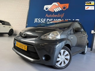Toyota Aygo 1.0 VVT-i Comfort / bj.2012 / 5 deurs / airco / navigatie / facelift rijdt perfect / APK 08/2027 / NAP met 262138 km.
