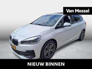 BMW 2-serie Tourer 225xe iPerformance High Executive | WORDT VERWACHT | PANORAMADAK | ELEKTRISCHE STOELEN | ACHTERUITRIJCAMERA | PARKEERSENSOREN | HEAD-UP DISPLAY | CRUISE CONTROL | ELEKTRISCHE ACHTERKLEP |