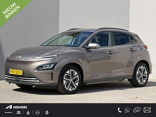 Hyundai Kona EV Fashion 64 kWh / 3 fase laden / SOH 100% / Fabrieksgarantie accu t/m 07-2030 / Dealer Onderhouden / Stuur-/Stoelverwarming / Navigatie / Apple Carplay/Android Auto / Achteruitrijcamera /