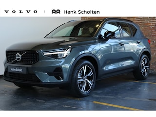 Volvo XC40 B4 Plus Dark | Trekhaak Semi-elektrisch | Adaptieve Cruise Control | Pilot Assist | Google Infotainment | Verwarmbare voorstoelen | Verwarmbaar stuurwiel | Blind Spot Information System | Verwarmbare voorruit | Parkeercamera | Parkeersensoren voor + achter |