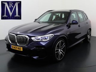 BMW X5 xDrive45e High Executive BOMVOL! | PANO | HARMAN KARDON | LASER LED | ELEK. ACHTER KLEP | ELEK. TREKHAAK | STOELVERWARMING | ELEK. MEM. SEAT | ACHTERUITRIJCAMERA | 22'' VELGEN | RIJKLAAR PRIJS + 12 MND BOVAG GARANTIE |