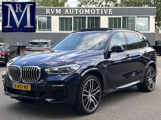 BMW X5 xDrive45e High Executive BOMVOL! | PANO | HARMAN KARDON | LASER LED | ELEK. ACHTER KLEP | ELEK. TREKHAAK | STOELVERWARMING | ELEK. MEM. SEAT | ACHTERUITRIJCAMERA | 22'' VELGEN | RIJKLAAR PRIJS + 12 MND BOVAG GARANTIE |