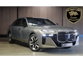 BMW M760e xDrive|571 pk|Skylounge|BMW Iconic Glow kristalkoplampen |Carbon & Kristal int.|Theatre Scr.|Automatic doors