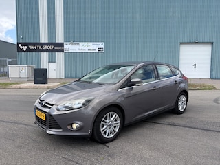 Ford Focus 1.0i EcoBoost Titanium 5-Deurs 101 PK. Distributieriem en waterpomp vervangen in 2025 bij 118.000 KM !!! Zeer goed onderhouden auto van de tweede eigenaar !!