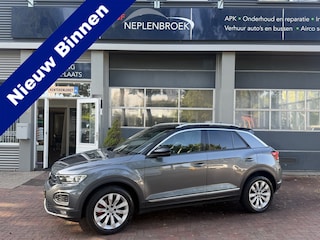 Volkswagen T-Roc 1.5 TSI Sport Business R Automaat,navi,Trekhaak,Stoelverwarming,18Inch Bj 2019 Hoge Zit 150 pk
