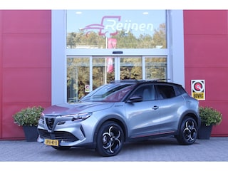 Alfa Romeo Junior 1.2 145PK IBRIDA SPECIALE | PANORAMA SCHUIF/KANTEL DAK | TECHNO PACK: LED MATRIX KOPLAMPEN/AUTOMATISCH DIMMENDE BINNENSPIEGEL/DRAADLOZE TELEFOONLADER/ELEKTRISCH VERSTELBARE EN VERWARMBARE ZIJSPIEGELS MET DODEHOEK DETECTIE, ELEKTRISCH INKLAPBAAR/NAVIGATIE/HANDS-FREE ACHTERKLEP/KEYLESS ENTRY/USB TYPE C/ADAPTIVE CRUISE CONTROL MET LANE CENTERING EN FILE-ASSISTENT/ACHTERUITRIJ CAMERA MET DYNAMISCHE RIJLIJNEN/AUDIOSYSTEEM MET 6 SPEAKERS | PREMIUM PACK: "SPIGA" STOFFEN/ECOLEDER BEKLEDING MET RODE ACCENTEN - 6-VOUDIG ELEKTRISCH VERSTELBARE BESTUURDERSSTOEL, 6-VOUDIG VERSTELBARE PASSAGIERSSTOEL/VERWARMBARE VOORSTOELEN/LEDEREN STUURWIEL/AMBIENT LIGHT/INTERIEURVERLICHTING VOOR EN ACHTER MET LED TOUCH/DONKERE GETINTE ACHTERRUITEN/HOOGGLAS ZWARTE BODYKIT MET RODE ACCENTEN | 18" LICHTMETALEN VELGEN "PETALI" | DRAADLOZE APPLE CARPLAY/ANDROID AUTO |
