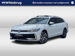 Volkswagen Passat Variant 1.5 eHybrid 204PK DSG R-Line Edition / Resterende Fabrieksgarantie tot 30-09 2029 / Trekhaak / Harman Kardon / Head-up Display / Ergo Active / 19'' LMV / VW