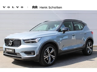 Volvo XC40 T2 R-Design | Verwarmbare Vooruit | Stuurverwarming | Stoelverwarming | Trekhaak | All-Season Banden | Leder/Alcantara Bekleding | Zwart Dak | BLIS | Keyless | Elektrische Achterklep | Adaptieve Cruise Control | Pilot Assist |