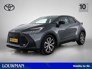 Toyota C-HR 1.8 Hybrid 140 First Edition + Winter Pack | Dealer Onderhouden | Trekhaak afneembaar | Stoel+stuurverwarming | Dodehoek detectie | Elektrische achterklep | Parkeersensoren voor+achter | Full LED verlichting | Groot multimediascherm |