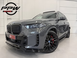 BMW X5 xDrive50e M-Sport DRAVITGRAU/PANO/22"/M-SPORTSTOELEN/SKY-LOUNGE/MASSAGE+VENTILATIE/H&K/22"BLACK/ICONIC-GLOW/360CAMERA/STANDKACHEL/DONKERE-HEMEL/M-SPORT PRO PAKKET/SHADOW-LINE/BODYKIT/VOLLEDIG BMW DEALER HISTOR