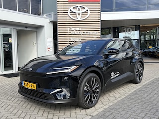 Toyota C-HR First Edition 77 kWh NIEUW DIRECT LEVERBAAR! STOEL/STUURVERW 20'' LM-VELGEN BLIND SPOT EL-ACHTERKLEP WARMTEPOMP NAVI PARK-SENSOREN CAMERA CLIMA APPLE/ANDROID