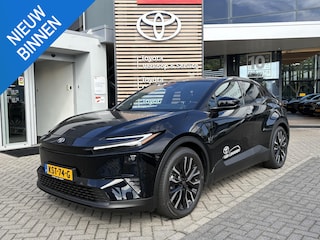 Toyota C-HR First Edition 77 kWh NIEUW DIRECT LEVERBAAR! STOEL/STUURVERW 20'' LM-VELGEN BLIND SPOT EL-ACHTERKLEP WARMTEPOMP NAVI PARK-SENSOREN CAMERA CLIMA APPLE/ANDROID