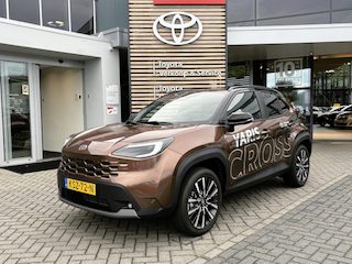 Toyota Yaris Cross 1.5 Hybrid 130 Executive NIEUW DIRECT LEVERBAAR! STOEL/STUURVERW LM-VELGEN BLIND SPOT EL-ACHTERKLEP JBL-AUDIO HUD MATRIX-VERLICHTING PARK-SENSOREN CAMERA CLIMA APPLE/ANDROID