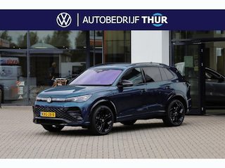 Volkswagen Tiguan 1.5 eHybrid R-Line 272PK / 200kW DSG, 60 maanden / 100.000km garantie, Black Style pakket, Harman Kardon geluidssysteem, head-up display, wegklapbare trekhaak, 20" 'York' LMV, LED Matrix (IQ.Lights) met dynamische richtingaanwijzers, verwarmbare voorstoelen, verwarmbare achterbank, verwarmbaar multifunctioneel lederen stuurwiel, verwarmbare voorruit, adaptieve cruise control (ACC) met Travel Assist, parkeerassistent (Park Assist Pro), keyless access, elektrische achterklep (Easy Open & Close), privacy glas, elektrisch verstel-, verwarm- en inklapbare buitenspiegels, draadloze telefoonlader, 3-zone climatronic, DAB+, dodehoekdetectie (Side Assist), draadloos Apple Carplay & Android Auto, dynamisch grootlichtassistent (Dynamic Light Assist) etc.