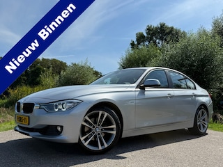 BMW 320i High Executive Automaat / 2e Eigenaar / Bi-Xenon / 18" Velgen / Navi / Clima / Dealer Onderhouden / PDC / Cruise
