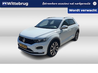 Volkswagen T-Roc 1.5 TSI 150pk R-Line / Virtual Cockpit / R-Line Exterieur & Interieur / 19" LMV Suzuka / Achteruitrijcamera / Stoelverwarming / Digitale Cockpit / Elektrische Achterklep / Dodehoek Sensor