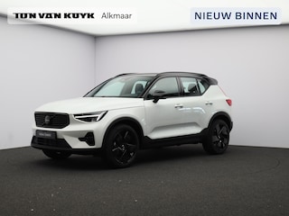 Volvo XC40 2.0 B4 Plus Black Edition / Stoel- + stuurwielverwarming / Elektr. stoelverstelling / Harman Kardon Audio / Nubuck / Achteruitrijcamera / 20" / Pilot Assist / BLIS