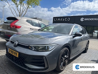 Volkswagen Passat Variant 1.5 eTSI R-Line Business | Wegklapbare trekhaak | Panoramadak | Camera | Elektrische achterklep | Adaptive cruise controle | Dodehoek detectie | Full LED | Stoelverwarming | Parkeersensoren voor en achter