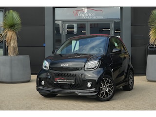 Smart Fortwo cabrio Comfort PLUS 18 kWh | 82 PK | Leder | Stoelverwarming | Achteruitrijcamera | Smart Fortwo Cabrio EQ Comfort PLUS 82 PK met elektrische aandrijving en 18 kWh-accu, lederen bekleding, verwarmde voorstoelen, automatische airconditioning, elektrisch bedienbare cabriokap,