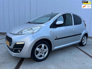 Peugeot 107 1.0 Envy 5drs Black & Silver Edition Airco - bluetooth - privacy glass - Lm velgen - NAP
