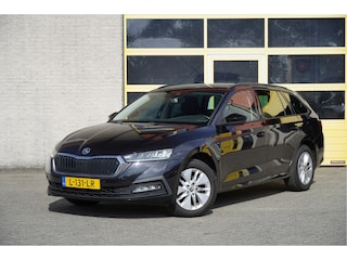 Skoda Octavia Combi 1.0 TSI Business Edition BJ2021 Lmv 16" | Led V+A | Dynamische knipperlichten | Pdc | Elek. achterklep | App-Connect | Navi | Virtual cockpit | Dashboard verlichting | Climate control | Cruise control | Extra getint glas