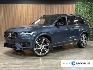 Volvo XC90 T8 AWD Recharge R-Design Long Range | Luchtvering | Trekhaak | 360 Camera | Head-Up Display | Harman Kardon | 455pk | Adaptieve Cruise Control | Stoel en Stuurwielverwarming | Schuifdak | 22 Inch | Full LED  Meesturende koplampen | Pilot Assist | BLIS Dode Hoek Detectie | Elektrische voorstoelen geheugen | R-Design Alcantara Nappa Leder Contour Stoelen met wit stiksel en bies | Zitting verlenging voorstoelen | Lederen Dashboard | Keyless Drive | Parkeersensoren voor+achter | Privacy Glass | Elektrisch bedienbare achterklep | Geïntegreerde zongordijnen achterportieren | 7-Persoons | 4-Zone Climate Control | DAB Radio | Apple Carplay/Android Auto | Volvo On Call met mobiele App functie | Denim Blue Metallic |