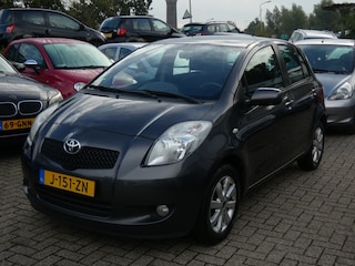 Toyota Yaris 1.0 VVTi +