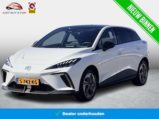 MG 4 Electric Luxury 64 kWh SOH 96,0% / Fabrieksgarantie 02-2030 / Warmtepomp / Adaptive Cruise / 3 Fase / Stoelverwarming / 1e Eigenaar / Dealeronderhouden / NL Auto / Apple & Android /