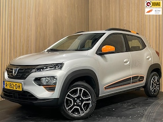 Dacia Spring Comfort Plus (Orange Pack) 27 kWh|AIRCO|LEDER|CARPLAY|CRUISE CTRL|ACHTERUITRIJCAMERA|NAVI|PARKEERSENS|LMV|NIEUWSTAAT|