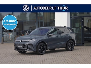 Volkswagen Tiguan 1.5 eHybrid R-Line Edition 272PK / 200kW DSG, Wegklapbare trekhaak incl. aanhangermanoeuvreerhulp (Trailer Assist), LED Matrix (IQ.Lights), adaptieve cruise control (ACC) met Travel Assist, 20" 'York' LMV, parkeerassistent (Park Assist Pro), Comfort pakket plus (verwarmbare voorstoelen, verwarmbare achterbank, verwarmbare voorruit), elektrische achterklep (Easy Open & Close), panoramadak, Harman Kardon geluidssysteem, Black Style pakket, Interieur Style pakket (lederen 'Varenna' bekleding, elektrisch verstelbare ErgoActive voorstoelen met massage- en geheugenfunctie), draadloos Apple Carplay & Android Auto, dodehoekdetectie (Side Assist) etc.