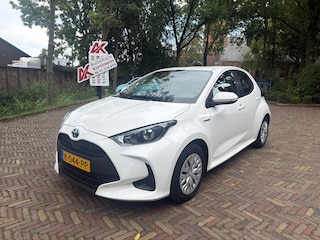 Toyota Yaris 1.5 Hybrid Comfort. Wij zijn altijd de goedkoopste met de beste Vakgarage BOVAG service.