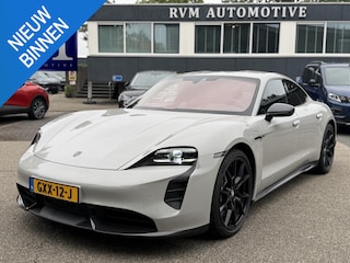 Porsche Taycan Turbo 93 kWh SOH 91% | SPORT CHRONO | HEAD-UP | CARBON PAKKET | ALCANTARA STOELEN + HEMEL | DUAL SCHERM | KERAMISCHE REMMEN | BURMESTER PREMIUM AUDIO | STOELVERWARMING + STUURWIELVERWARMING | STOELVENTILATIE | MEMORY SEATS | PORSCHE DEALER ONDERHOUDEN | 360° CAMERA | VERKEERT IN NIEUWSTAAT | ALL-IN PRIJS | 12 MAANDEN BOVAG GARANTIE