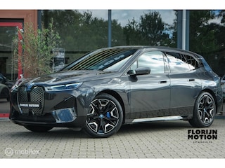 BMW iX xDrive40 High Executive 77 kWh | 98% SOH | Sport Package | Pano Sky lounge | Harman Kardon | Laser | HUD | Stoelverwarming voor en achter | Trekhaak | 22 Inch | ACC