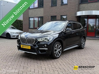 BMW X1 xDrive20i Xline Panodak Navi Carplay Memory Leer Camera Harman Kardon Trekhaak