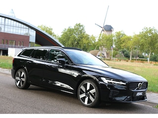 Volvo V60 2.0 T8 Plug-in hybrid AWD Aut 335kW 456Pk bj 2024 Ultra Dark Fully Loaded 1e eigenaar Full Option met maar 13666km Nieuw